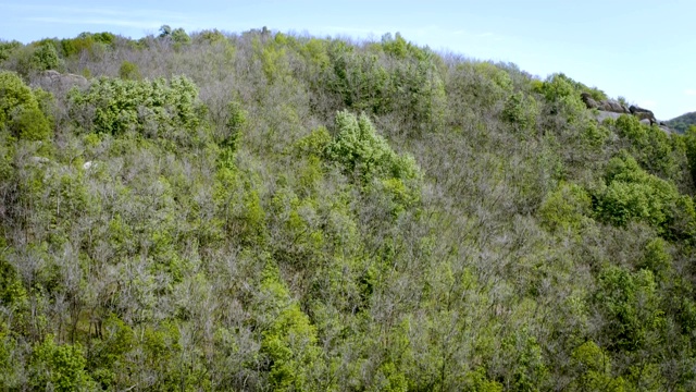 飞越山头，一览山后平原全景视频素材