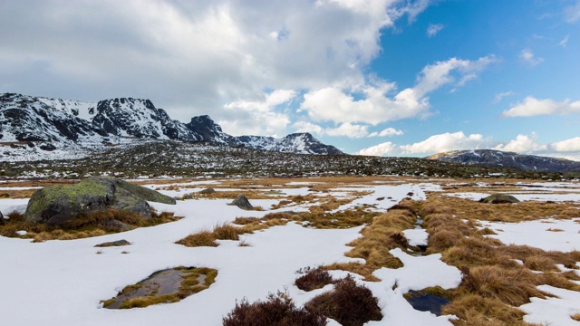 美丽的云彩在圣安东尼奥船的雪地上，塞拉达埃斯特雷拉自然公园，葡萄牙-时光流逝视频素材