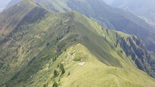 空中视频美丽的山脊在阿尔卑斯山脉之间的云视频素材