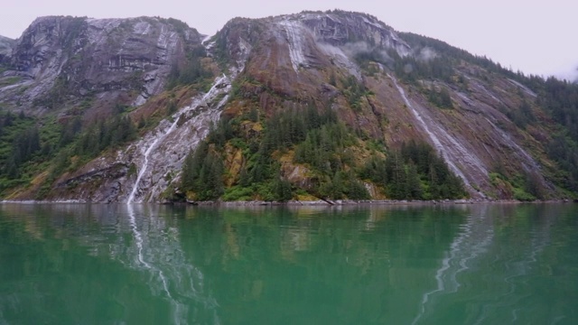 阿拉斯加的风景，水和倒影视频素材