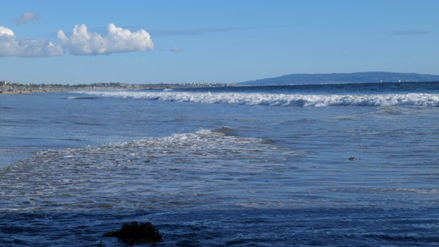 在美丽的热带海岸线上，海浪翻滚到岸边视频素材