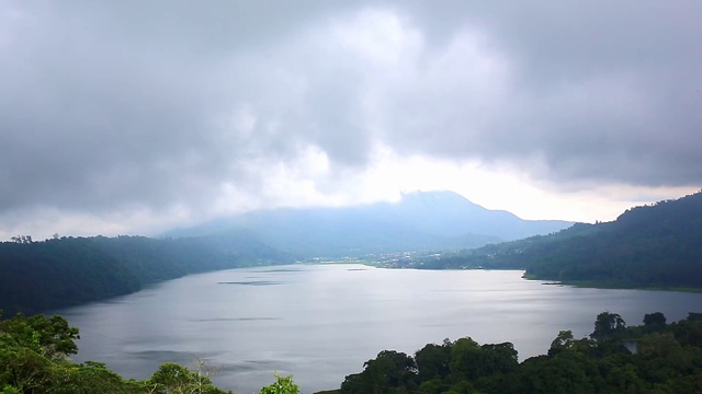 鸟瞰图的岩石悬崖在卡瓦伊真火山与绿松石硫水湖在日出。全景在东爪哇，印度尼西亚。自然景观的背景视频下载