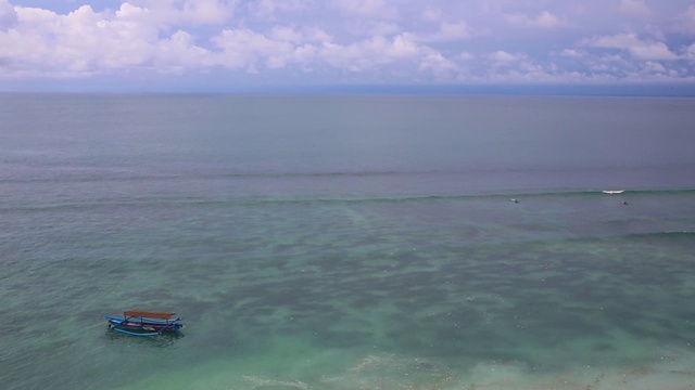 普吉岛海滩海，海滩海在夏天的阳光。在泰国普吉岛的卡伦海滩视频下载