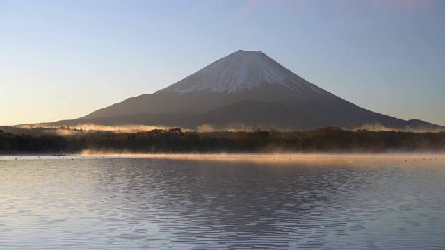 冬日白雪皑皑的群山景色视频素材