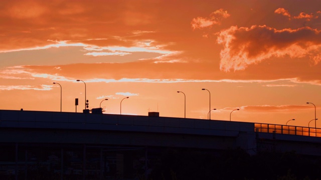 夕阳在高速公路的后面视频素材