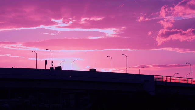 夕阳在高速公路的后面视频素材