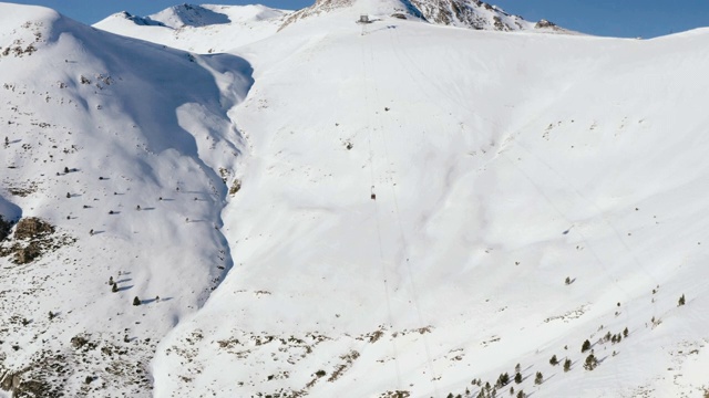 无人机拍摄的阿尔卑斯山和一个滑雪胜地与风景优美的山脉。视频素材