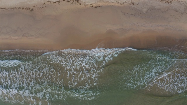 狂野的海滩和蓝绿色的大海视频素材