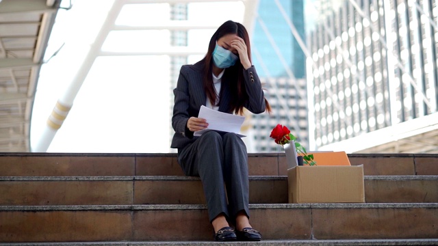 亚洲女性因公司在新冠肺炎疫情期间遭遇裁员或减薪和经济衰退而感到压力视频素材