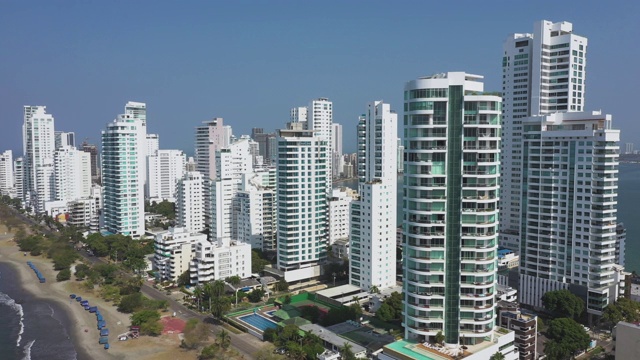 从空中俯瞰卡塔赫纳著名的卡斯蒂洛格兰德区白色住宅摩天大楼的天际线。从右到左垂直平移。视频素材