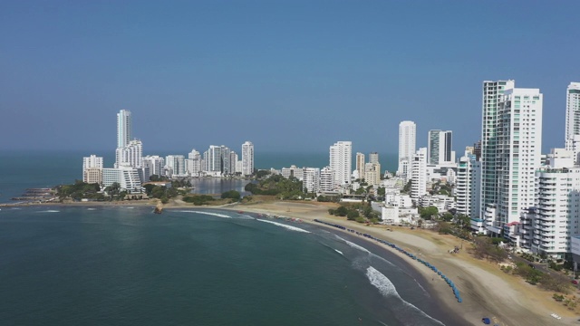 南美的度假胜地。鸟瞰图的加勒比海岸在一个现代旅游区的城市。空间中相机的自由跨度。视频素材