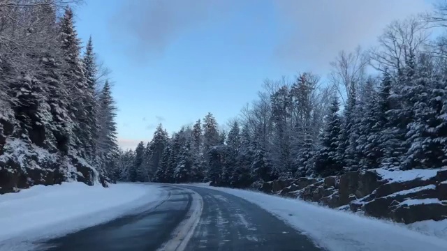 时间流逝的镜头通过Rangeley湖区风景区附近的Rangeley，缅因州美国在早春视频素材