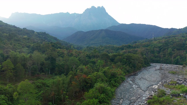 在婆罗洲日出时，最伟大的基纳巴卢山景观。视频素材
