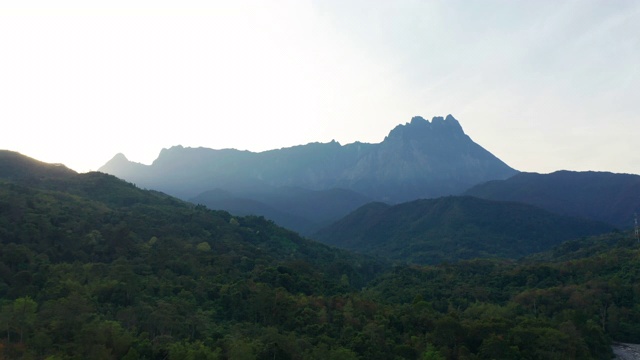 在婆罗洲日出时，最伟大的基纳巴卢山景观。视频素材
