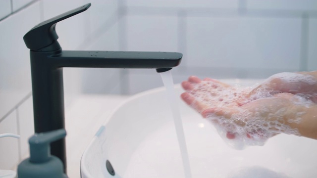 用水洗手的妇女视频素材