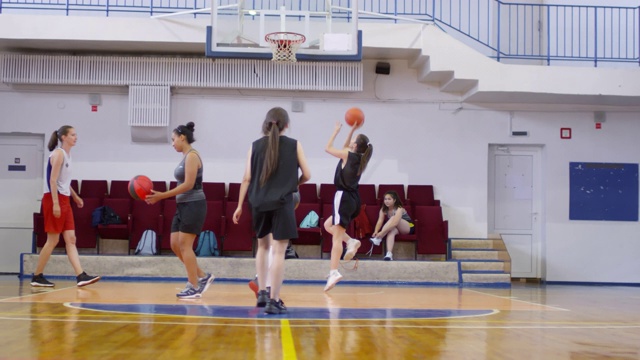 年轻女运动员在练习投篮视频素材