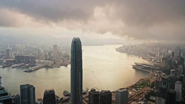 日出时从山顶眺望香港中环及维多利亚港视频素材