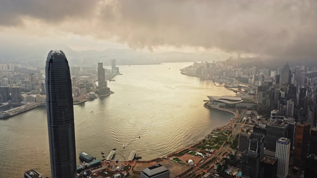 日出时从山顶眺望香港中环及维多利亚港视频素材