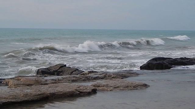 暴风雨的里海。视频素材