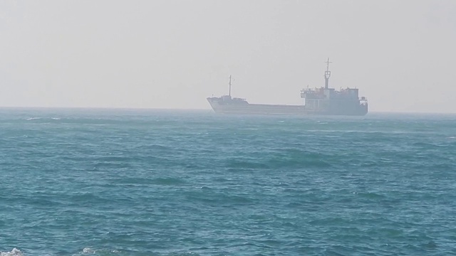 船在暴风雨的海上。视频素材