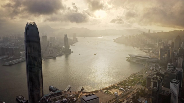 日出时从山顶眺望香港中环及维多利亚港视频素材