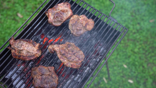 烧烤牛排。这牛排是在烤架上煎的。用火煮肉。烤架上的牛排。视频素材