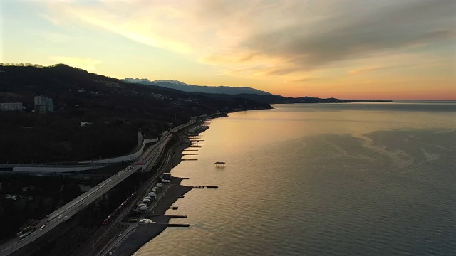 美丽的海景和海滩。一架无人机在日落时拍摄的海岸照片视频素材