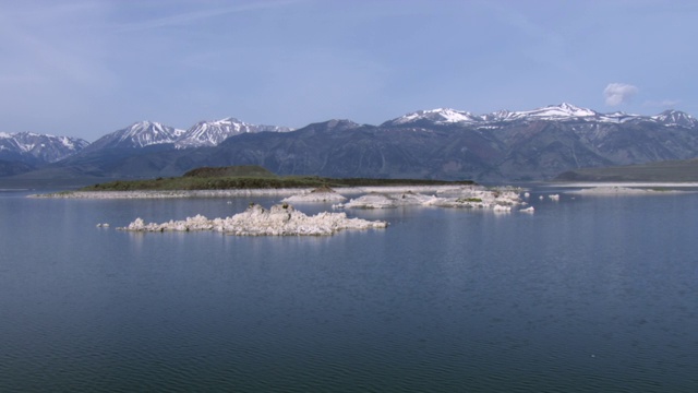 鸟瞰图内盖特岛在莫诺湖和东塞拉山脉，莫诺县，加利福尼亚州，美国。视频素材