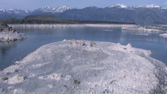 鸟瞰图内盖特岛在莫诺湖与山的背景，莫诺县，加利福尼亚州，美国。视频素材