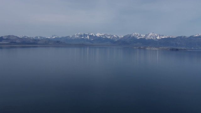 莫诺湖和内华达山脉的鸟瞰图，莫诺县，加利福尼亚州，美国。视频素材