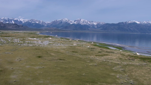 鸟瞰图莫诺湖与凝灰岩形成和内华达山脉在莫诺县，加利福尼亚州，美国。视频素材