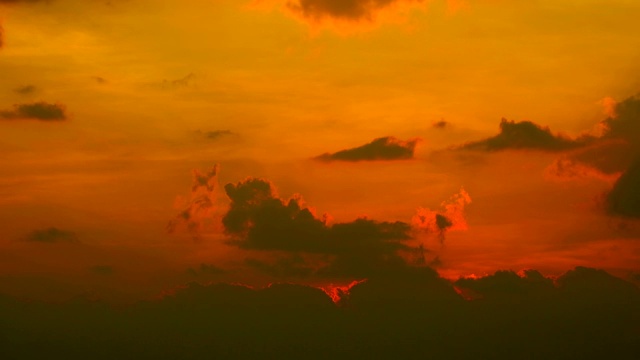 夕阳暗红色的天空和云移动路过视频素材