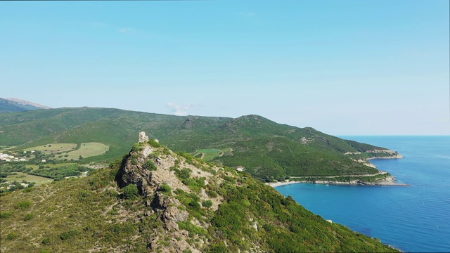 在法国科西嘉岛上，一座热那亚的塔矗立在地中海和乡间视频素材