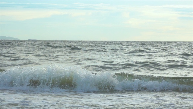 海滩上的海浪漩涡慢动作视频素材