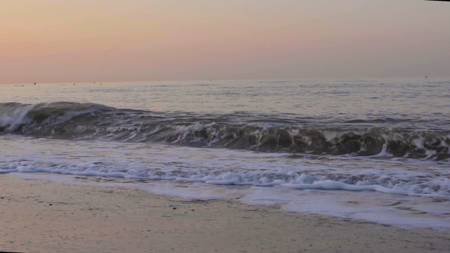 海面上的日落，浪花阵阵视频素材