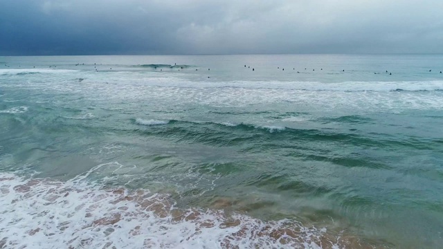 在悉尼海滩上冲浪的人视频下载