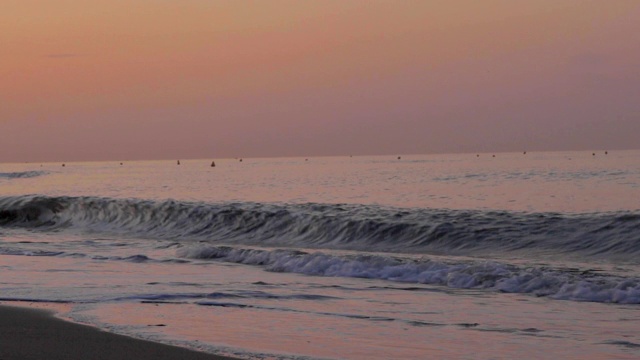 海面上的日落，浪花阵阵视频素材