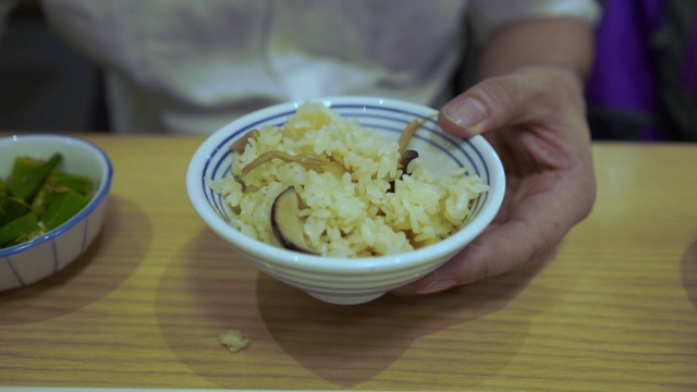 成熟的商人用筷子吃饭视频素材