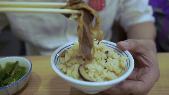 成熟的商人用筷子吃饭视频素材