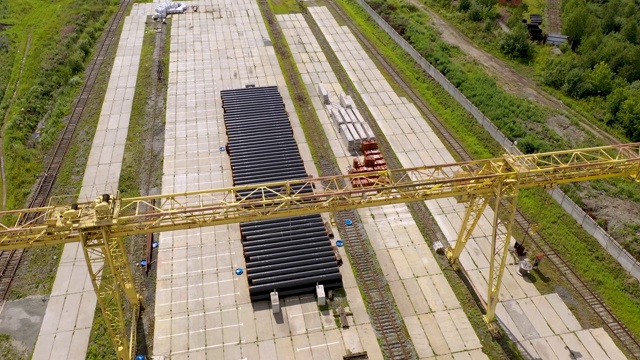 工业起重机在制造工厂无人机视图。高空起重机在轨道上工业背景鸟瞰图。工业起重机制造厂全景图视频素材