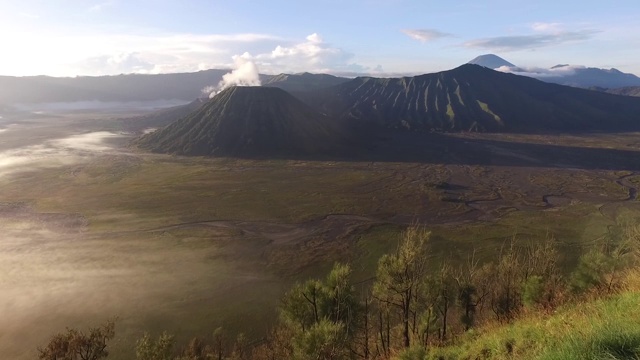 日出时从空中俯瞰布罗莫火山视频素材