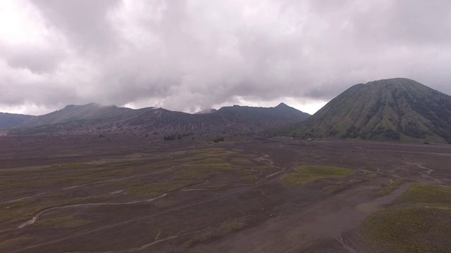 多云时从空中俯瞰布罗莫火山视频下载