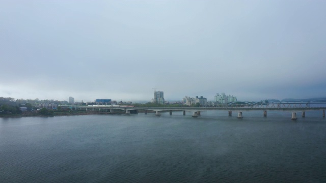 韩国京畿道阳平郡北江河上的长江铁路桥上行驶的火车视频素材