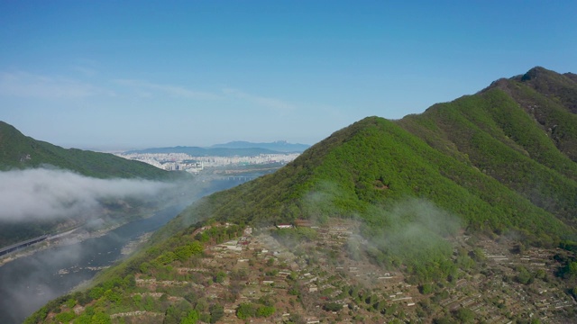 韩国京畿道南阳州西的“Sohwamyowon”(天主教墓地)和帕尔当大学桥上的云海视频素材