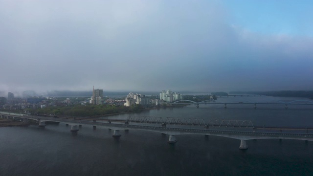 韩国京畿道阳平郡北江河上的阳津大学城大桥和阳津铁路桥视频素材