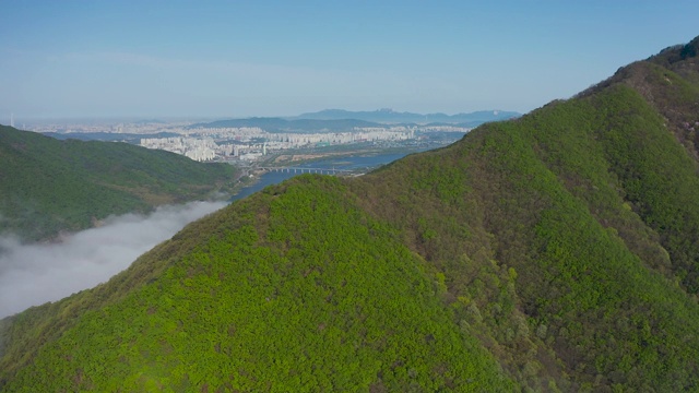 Paldangdaegyo桥和“Sohwamyowon”(天主教墓地)，位于韩国京畿道南阳州西山脉上视频素材