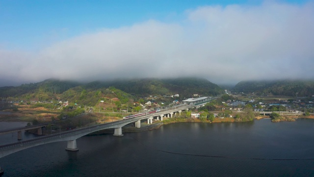 韩国京畿道阳平郡北江江和南阳州的长江铁路桥上行驶的火车视频素材