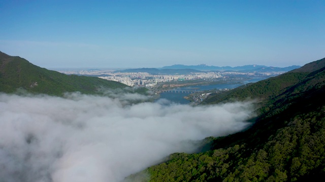 云海山上的Paldangdaegyo桥/南洋州西，京畿道，韩国视频素材