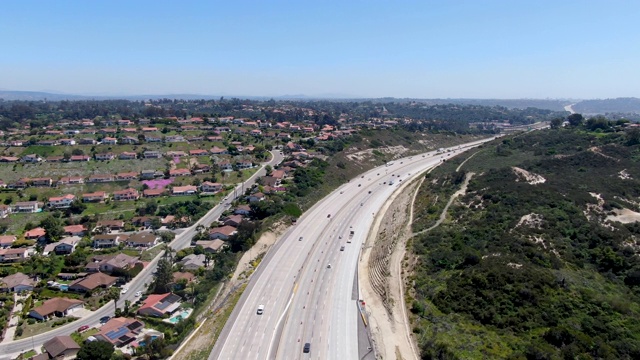 高速公路鸟瞰图，高速公路道路与车辆运动视频素材