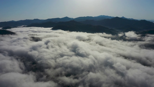 韩国京畿道南阳洲山脉上空的云海视频素材